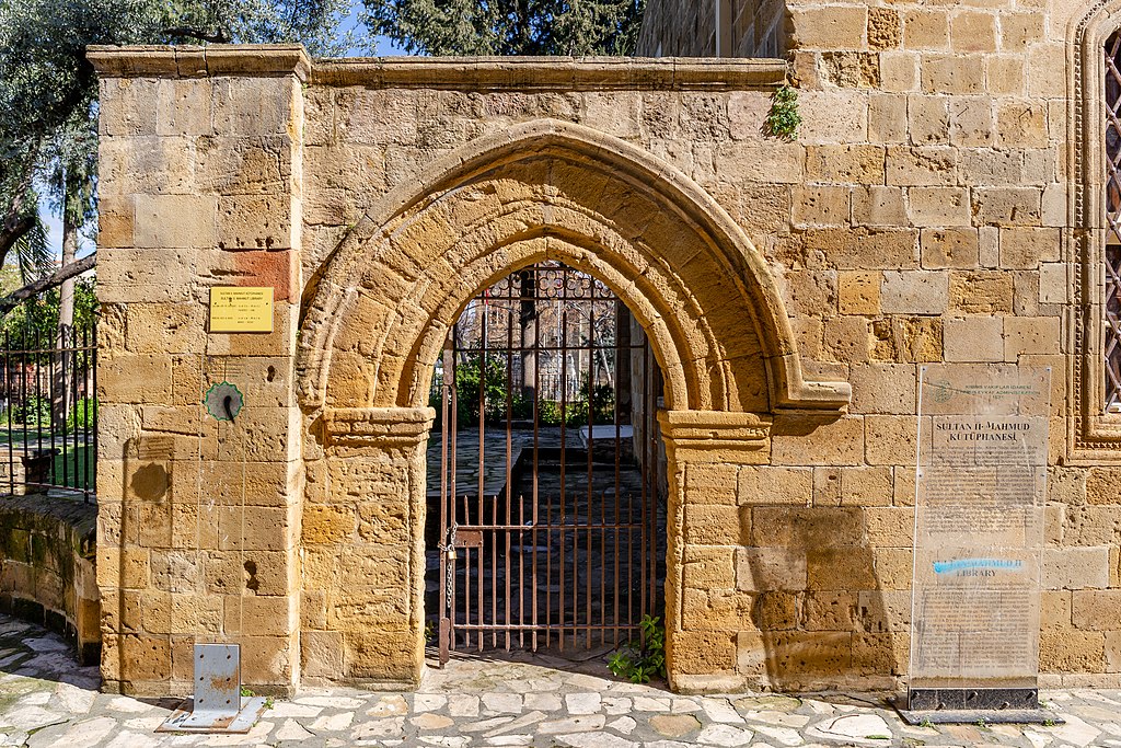 Sultan_II._Mahmut_Library_Nicosia_Cyprus_02.jpg